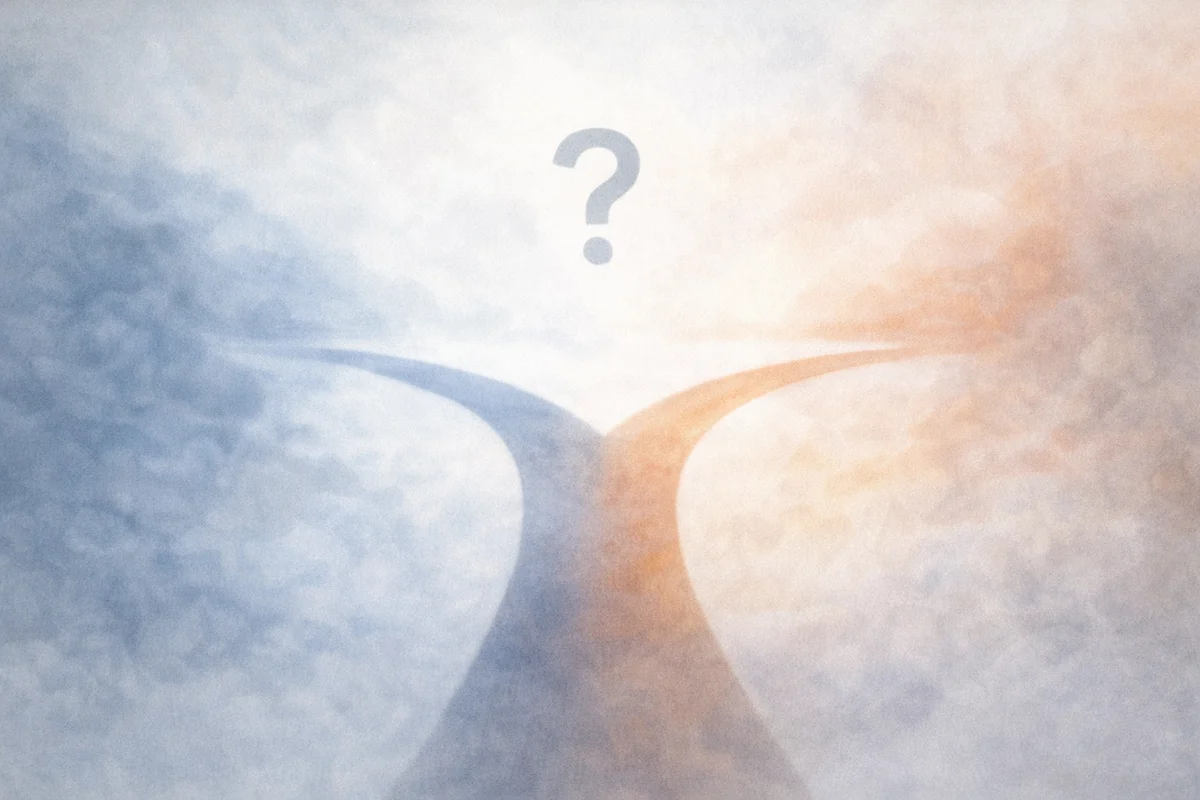 淡い霧の中で一つの道筋が奥へ揺らぎながら分かれ、判断の曖昧さを静かに映したイラスト